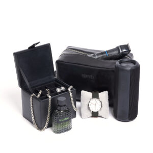 Necessär, Scorett. Högtalare, Kjell & Co. Multitrimmer, Kjell & Co. Manschettknappar, Lundblads Herrmode. Parfym, Åhléns. Halskedja + armband, Guldfynd. Klock-/manschettskrin, Guldfynd. Klocka, Stjärnurmakarna.