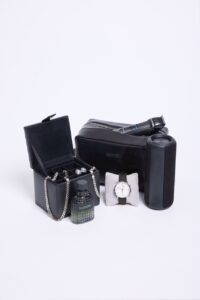 Necessär, Scorett. Högtalare, Kjell & Co. Multitrimmer, Kjell & Co. Manschettknappar, Lundblads Herrmode. Parfym, Åhléns. Halskedja + armband, Guldfynd. Klock-/manschettskrin, Guldfynd. Klocka, Stjärnurmakarna.