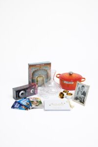 Ram och karaff, Guldfynd. Google NextAudio, Kjell & Co. Böcker, Akademibokhandeln. Le Creuset-gryta, Åhlens. Skultuna ljuskoppar, Lyxx. Presentkort, Blissful.